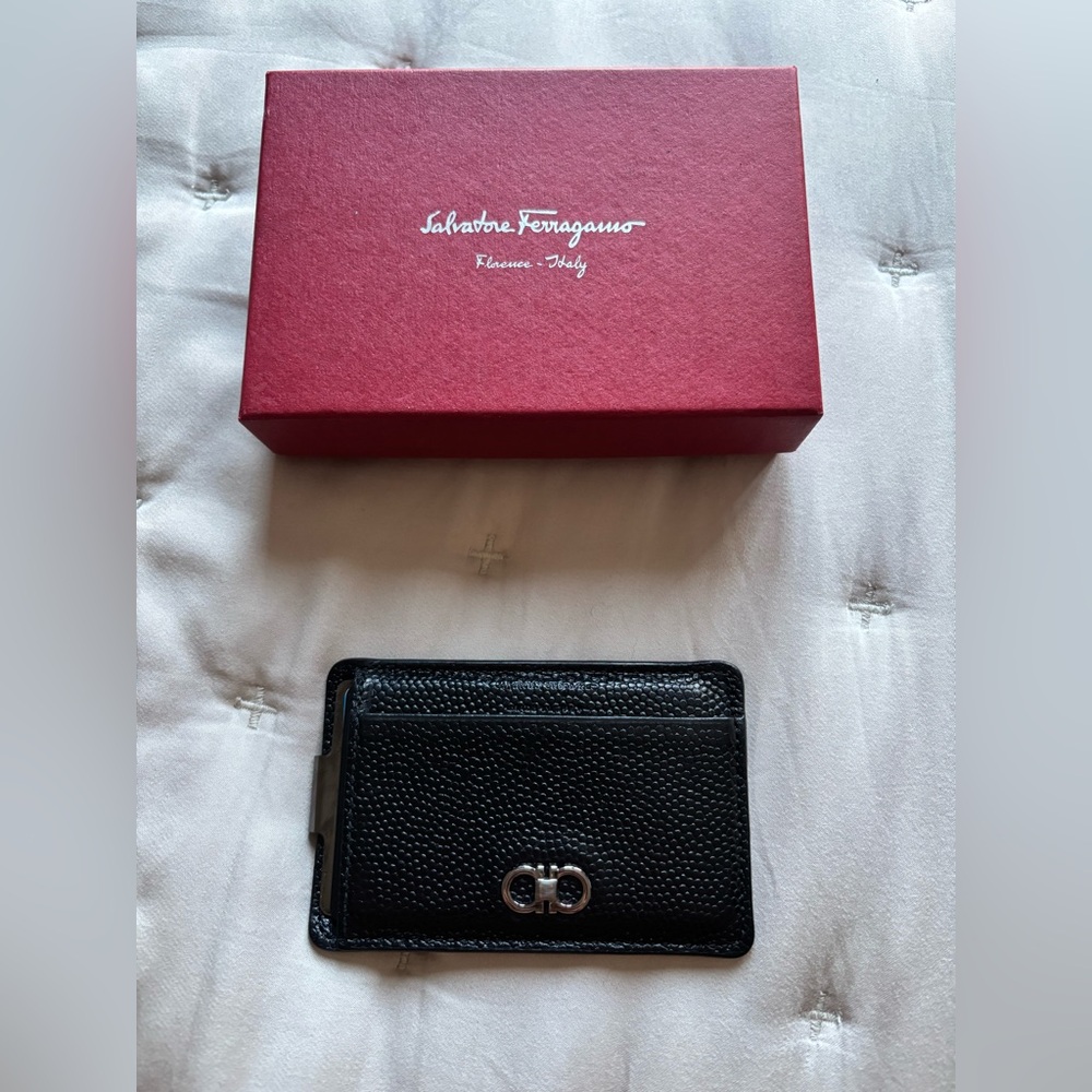 Ferragamo Card Holder + Money clip in textured calf skin leather.